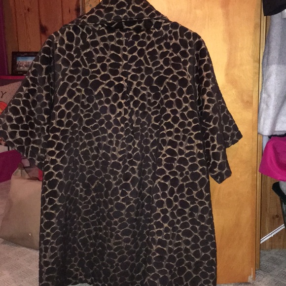 Absolutely gorgeous sleeveless coat. - Picture 4 of 7